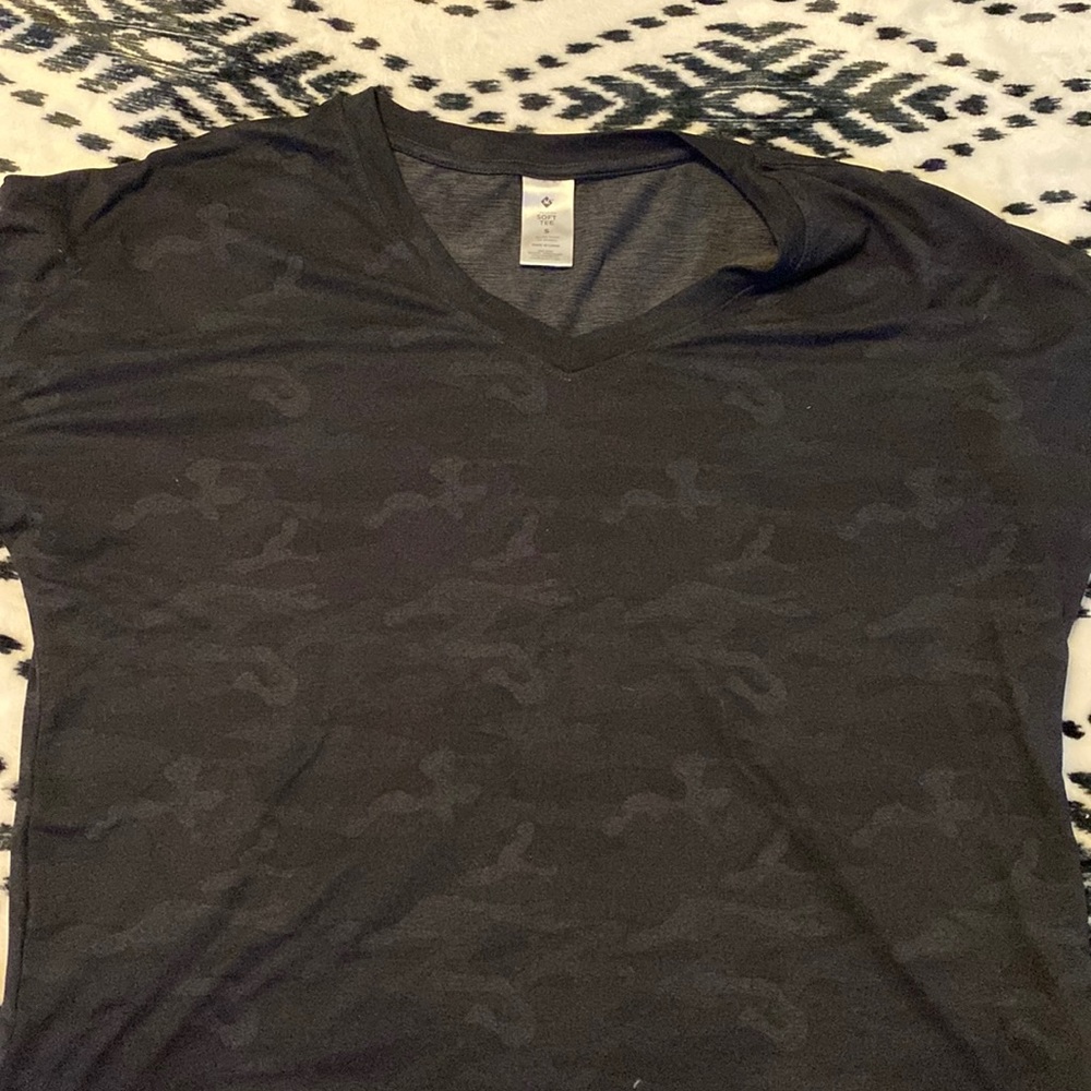 Black camo tee